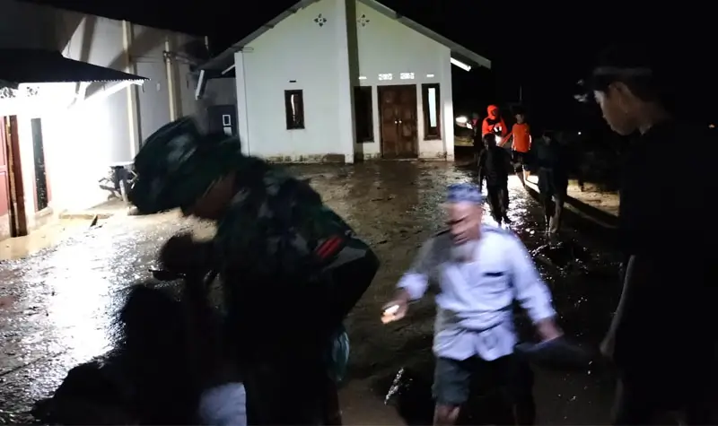 Seorang Warga Hilang Akibat Banjir Bandang di Desa Wombo Upaya encarian seoarn warga yang hilang terseret arus pada banjir bandang di Desa Wombo, Tanantovea, Donggala, Selasa (27/5/2025). (Foto: Basarnas Palu)