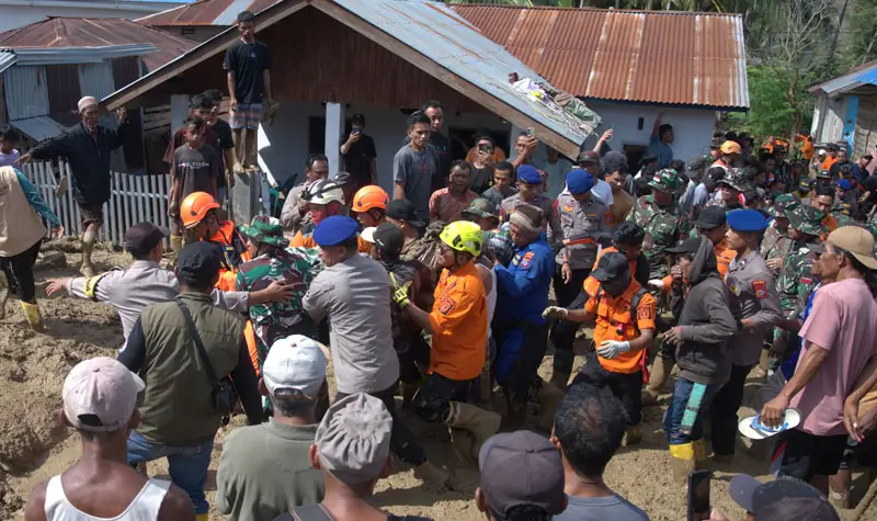 Dua Korban Banjir Bandang Desa Wombo Ditemukan Meninggal Tim SAR Gabungan mengevakuasi jenazah Rano (54) yang ditemukan meninggal dunia di lokasi banjir bandang Desa Wombo, Donggala, Rabu (28/5/2025). (Foto: bmzIMAGES/Basri marzuki)