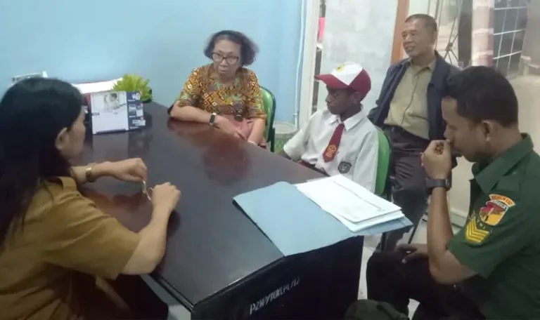 Petugas melayani seorang anak yang akan dibuatkan Akta Kelahiran pada karya bakti TNI oleh Korem 132 Tadulako, Rabu (30/4/2025). (Foto: Penrem 132/Tdl)