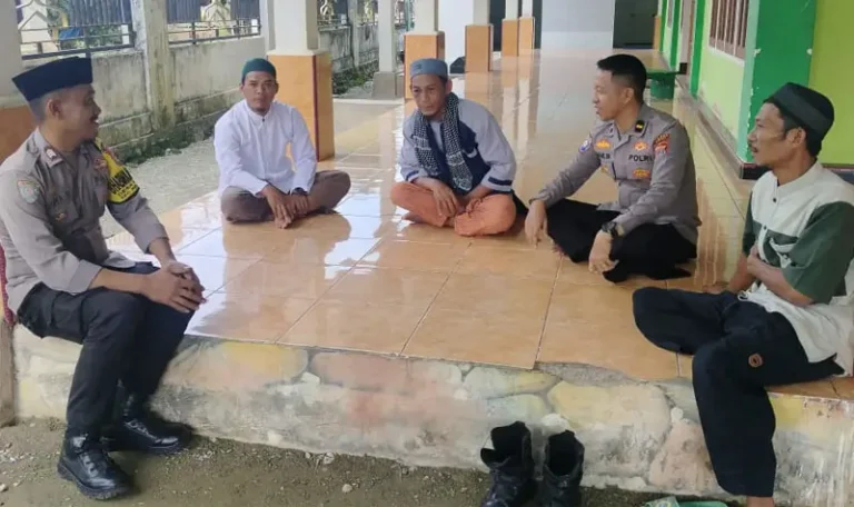 Ali Sarang berbincang dengan dengan Kanit Binmas Polsek Poso Pesisir, Ipda Ramlin, bersama Bhabinkamtibmas Desa Masani, pada Jumat siang (9/5/2025). (Foto: Humas Madago Raya)