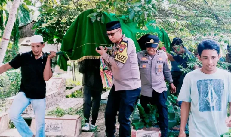 Kapolsek Poso Pesisir AKP Risdiyanto (kanan depan) memikul keranda korban ke tempat pemakaman di Desa Tokorondo, Poso, Jumat (16/5/2025). (Foto: Humas Ops Madago Raya)