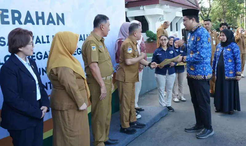 Wali Kota Palu, Hadianto Rasyid menyerahkan SK kepada 118 CPNS di lingkup Pemkot Palu, Senin (26/5/2025). (Foto: Prokopim Setda Kota Palu/Yuspi)