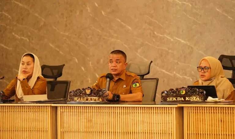 Wali Kota Palu, Hadianto Rasyid (tengah) bersama Wakil wali Kota, Imelda :Liliana Muhidin (kiri) dan Sekto Palu, Irmayanti pada rapat bersama para lurah se Kota Palu, Selasa (27/5/2025). (Foto: Prokopim Setda Kota Palu, Jufri)