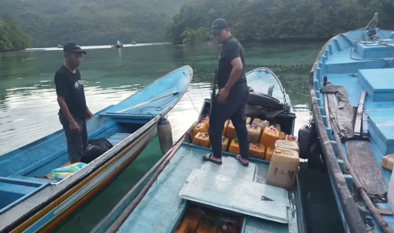 Petugas berada di perahu yang mengangkut solat bersubsidi yang akan dikirim ke Maluku Utara di Banggai Laut. (Foto: Dipolairu Polda Sulteng)