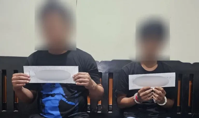 Dua tersangka jaringan sabu-sabu yang ditangkap Ditresnarkoba Polda Sulteng, Kamis (22/5/2025). (Foto: Humas Polda Sutleng)