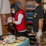 Petugas dari BNN Sulteng dan Bea Cukai menggeledah lemari tersangka kasus pengiriman narkotika jenis ganja di Desa Kotarindau, Sigi, Sulawesi Tengah, Senin (23/6/2025). (bmzIMAGES/Basri Marzuki)