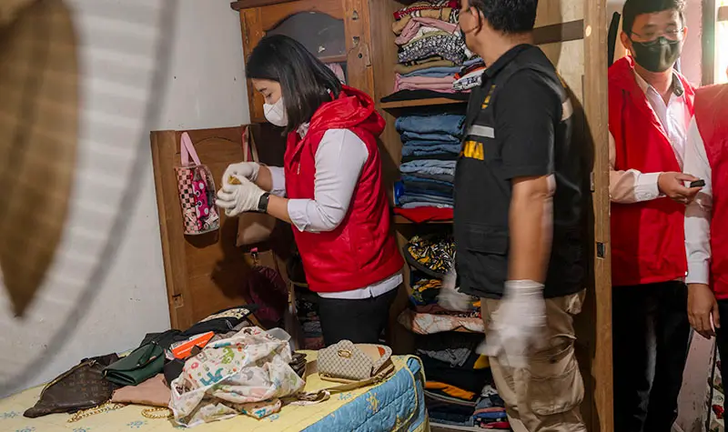 Petugas dari BNN Sulteng dan Bea Cukai menggeledah lemari tersangka kasus pengiriman narkotika jenis ganja di Desa Kotarindau, Sigi, Sulawesi Tengah, Senin (23/6/2025). (bmzIMAGES/Basri Marzuki)