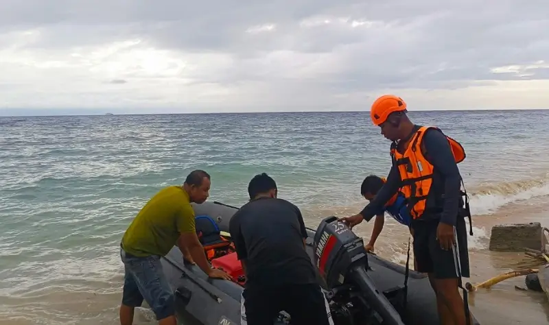 Tim SAR mempersiapkan pencarian seorang penumpang yang lompat ke laut dari KM Tilong Kabila, Luwuk, Banggai, Selasa (17/2/2026)