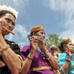 Sejumlah perempuan Lindu memainkan alat musik tradisional dari bambu pada Festival Danau Lindu Pertama di Sigi, Sulawesi Tengah, Minggu (6/12/2009). Festival tersebut digelar untuk mengangkat kembali nilai-nilai seni dan budaya di Lindu dan berlangsung selama tingga hari. (bmzIMAGES/Basri Marzuki)