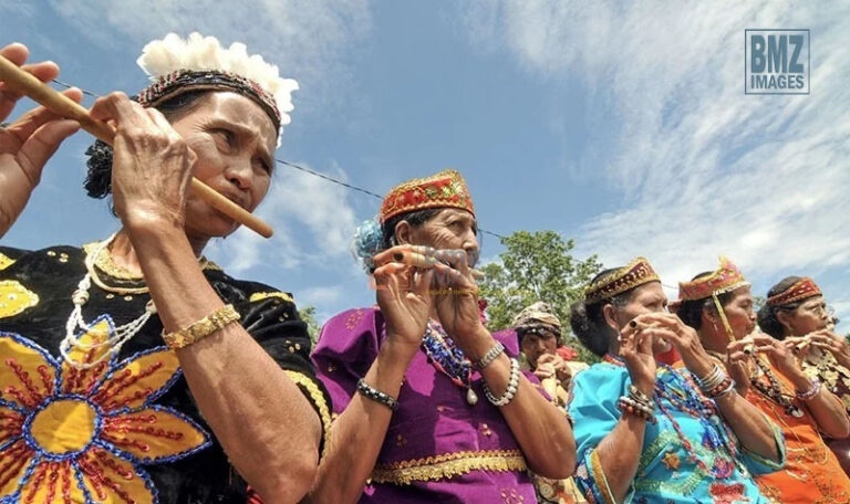 Sejumlah perempuan Lindu memainkan alat musik tradisional dari bambu pada Festival Danau Lindu Pertama di Sigi, Sulawesi Tengah, Minggu (6/12/2009). Festival tersebut digelar untuk mengangkat kembali nilai-nilai seni dan budaya di Lindu dan berlangsung selama tingga hari. (bmzIMAGES/Basri Marzuki)