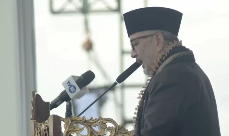 Ketua FKUB Sulteng, Prof Zainal Abidin menyampaikan khutbahnya usai shalat Idul Adha di Lapangan Vatulemo, Palu, Jumat (6/6/2025). (Foto: FKUB Sulteng)