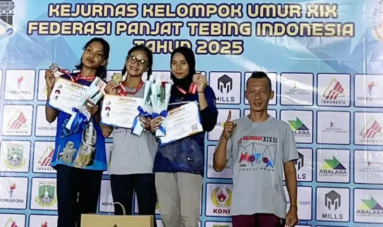 Kinaya Maulidyah berselebrasi usai menerima medali perak pada Kejurnas Panjat Tebing KU XIX 2025 di Banten, Sabtu (21/6/2025). (Foto: FPTI Sulteng)