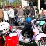 Komunitas Vespa menyalurkan Al Quran, buku Iqra dalam kegiatan Bhayangkara Vesa Nambaso dalam rangka HUT ke-79 Bhayangkara di Baliase, Sigi, Senin (16/6/2025). (Foto: Humas Polda Sulteng)