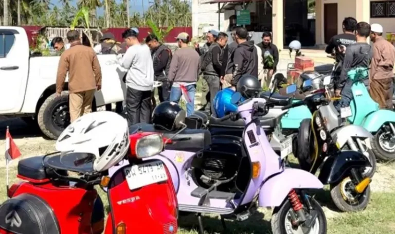 Komunitas Vespa menyalurkan Al Quran, buku Iqra dalam kegiatan Bhayangkara Vesa Nambaso dalam rangka HUT ke-79 Bhayangkara di Baliase, Sigi, Senin (16/6/2025). (Foto: Humas Polda Sulteng)
