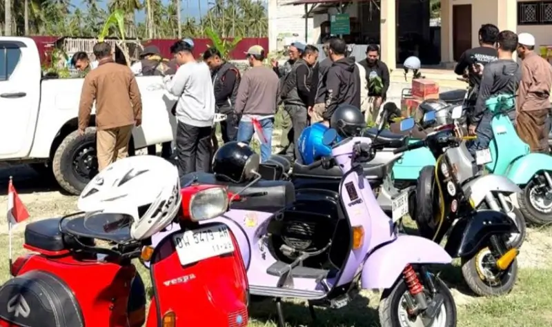 Komunitas Vespa menyalurkan Al Quran, buku Iqra dalam kegiatan Bhayangkara Vesa Nambaso dalam rangka HUT ke-79 Bhayangkara di Baliase, Sigi, Senin (16/6/2025). (Foto: Humas Polda Sulteng)