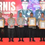 Kapolda Sulteng bersama lima personel yang mendapat penghargaan dari Kapolri atas kinerja pelaporan keuangan Polda Sulteng di Palu, Selasa (17/6/2025). (Foto: Humas Polda Sulteng)