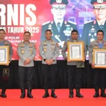 Kapolda Sulteng bersama lima personel yang mendapat penghargaan dari Kapolri atas kinerja pelaporan keuangan Polda Sulteng di Palu, Selasa (17/6/2025). (Foto: Humas Polda Sulteng)