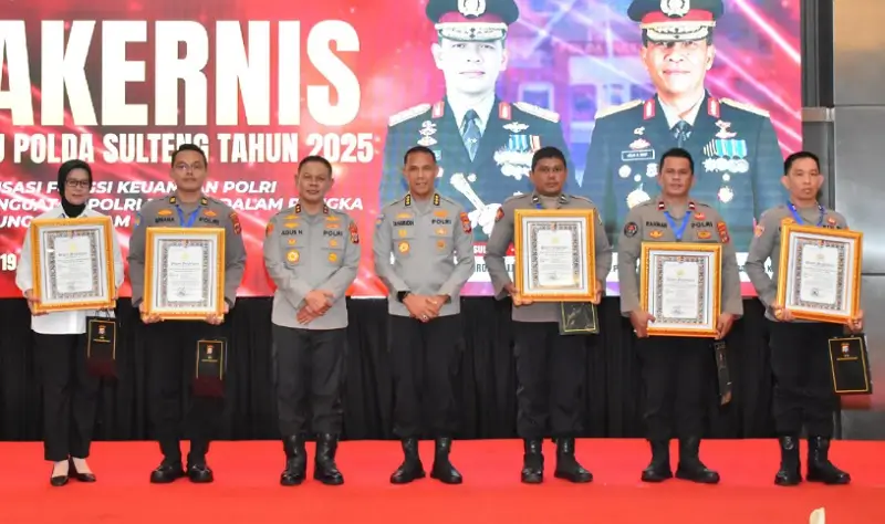 Lima Personel Polda Sulteng Raih Penghargaan Kapolri Kapolda Sulteng bersama lima personel yang mendapat penghargaan dari Kapolri atas kinerja pelaporan keuangan Polda Sulteng di Palu, Selasa (17/6/2025). (Foto: Humas Polda Sulteng)