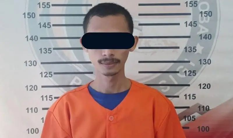 RJ, tersangka kasus kepemilikan narkoba yang ditangkap di Desa Pewunu, Dolo Barat, Sigi, Rabu (18/6/2025). (Foto: Humas Polres Sigi)