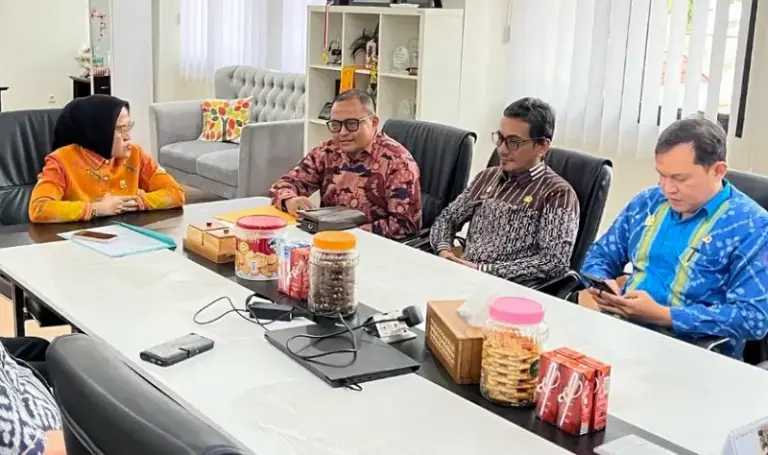 Sekkota Palu, Irmayanti menerima kunjungan Bawaslu Kota di ruang kerjanya, Kamis (19/6/2025). (Foto: Prokopim Setda Kota Palu/Jufri)