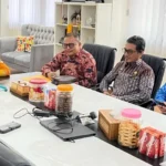 Sekkota Palu, Irmayanti menerima kunjungan Bawaslu Kota di ruang kerjanya, Kamis (19/6/2025). (Foto: Prokopim Setda Kota Palu/Jufri)