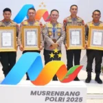 Kapolda Sulteng Irjen Pol Agus Nugroho (tengah) berfoto bersama Dansat Brimob dan Kapolres Jajaran Polda Sulteng usai menerima penghargaan dari Kapolri di Jakarta, Kamis (19/6/2025). (Foto: Humas Polda Sulteng)