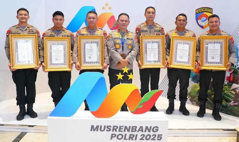 Kapolda Sulteng Irjen Pol Agus Nugroho (tengah) berfoto bersama Dansat Brimob dan Kapolres Jajaran Polda Sulteng usai menerima penghargaan dari Kapolri di Jakarta, Kamis (19/6/2025). (Foto: Humas Polda Sulteng)