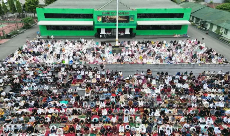 Suasana shalat Idul Adha di halaman Makorem 132 Tadulako, Jumat (6/6/2025). (Foto: Penrem 132/Tdl)