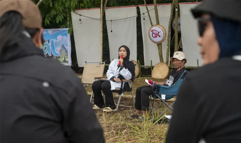 Bidang Perlindungan Konsumen dan Humas OJK Sulteng, Megawati memaparkan peran OJK kepada warga di arena Festival Tampolore di Poso, Sabtu (28/6/2026).(bmzIMAGES/Basri Marzuki)