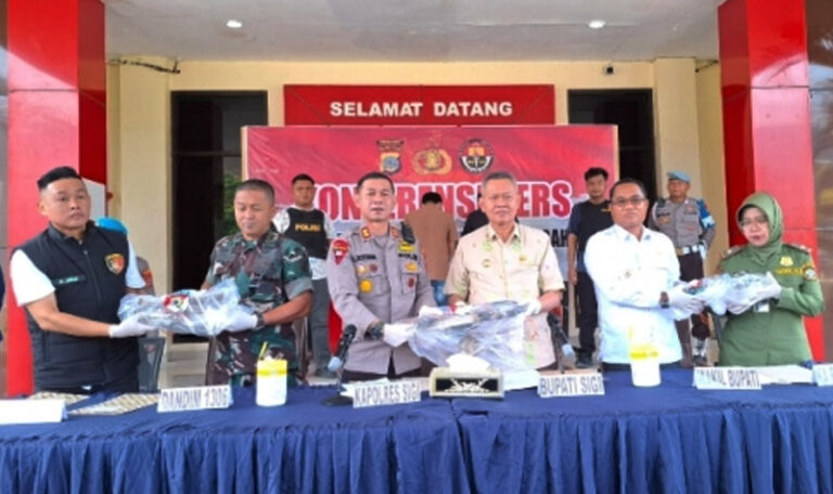 Bupati Sigi, Moh Rizal Intjenae Ketiga kanan) bersama Wabup Sigi, Samuel Y Pongi (kedua kanan), Kapolres Sigi, AKBP Kari Amsah Ritonga (ketiga kiri, Pejabat Kodim 1306 Kota Palu, dan Kepala BTNLL, Titik Wurdinigsih pada konferensi pers di mapolres Sigi, Jumat (13/6/2025). (foto: Humas Polres Sigi)