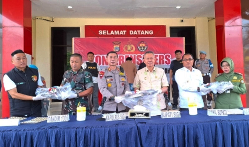 Bupati Sigi, Moh Rizal Intjenae Ketiga kanan) bersama Wabup Sigi, Samuel Y Pongi (kedua kanan), Kapolres Sigi, AKBP Kari Amsah Ritonga (ketiga kiri, Pejabat Kodim 1306 Kota Palu, dan Kepala BTNLL, Titik Wurdinigsih pada konferensi pers di mapolres Sigi, Jumat (13/6/2025). (foto: Humas Polres Sigi)