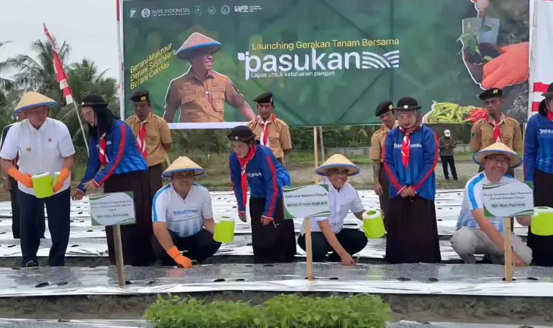 Penanaman cabai dalam program PASUKAN di areal asimilasi dan edukasi Lapas di Desa Langaleso, Sigi, Rabu (25/6/2025). (Foto: Kanwil Ditjenpas Sulteng)