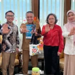 Wali Kota Palu, Hadianto Rasyid (tengah) saat menerima audiensi YGSI dan mitranya, LBH APIK Sulteng, KPI Sulteng, dan Celebes Bergerak di Kantor Wali Kota Palu, Senin (23/6/2025). (Foto: YGSI)