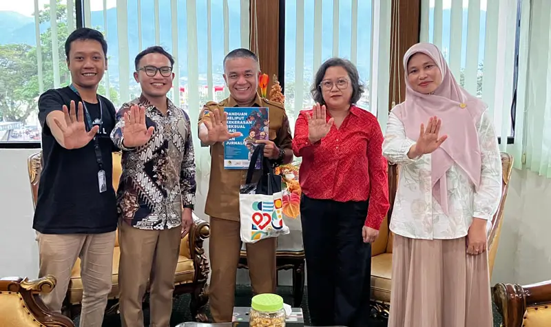 Wali Kota Palu, Hadianto Rasyid (tengah) saat menerima audiensi YGSI dan mitranya, LBH APIK Sulteng, KPI Sulteng, dan Celebes Bergerak di Kantor Wali Kota Palu, Senin (23/6/2025). (Foto: YGSI)