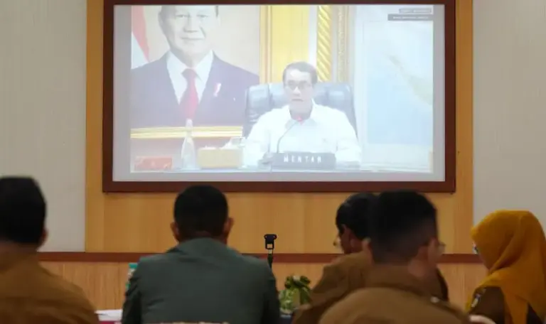 Menteri Pertanian memberikan paparan pad aRakornas Swasembada pangans ecara daring di Kodim 1306 Palu, Selasa (3/6/2025). (Ffoto: Prokopim Setda Kota Palu/HJufri)