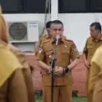Wali Kota Palu, Hadianto Rasyid (tengah) memberikan arahan kepada ASN pada apel pagi di halaman Kantor Wali Kota Palu, Senin (16/6/2025). (Foto: Prokopim Setda Kota Palu/Imron)