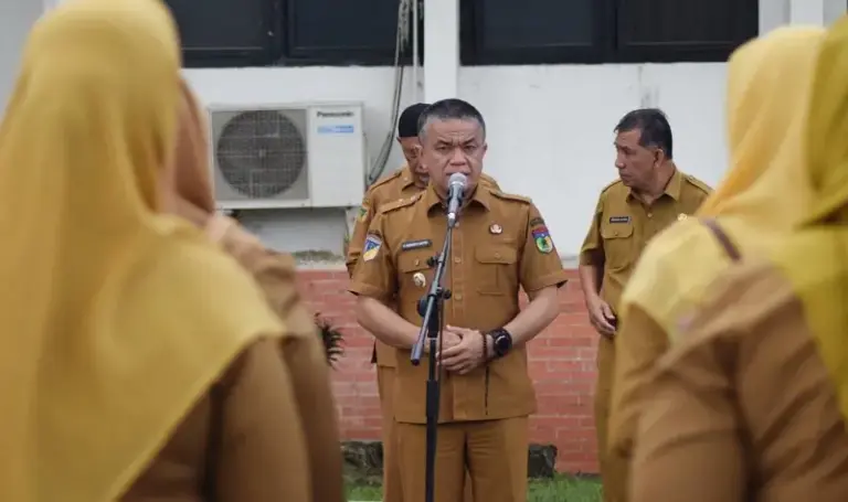 Wali Kota Palu, Hadianto Rasyid (tengah) memberikan arahan kepada ASN pada apel pagi di halaman Kantor Wali Kota Palu, Senin (16/6/2025). (Foto: Prokopim Setda Kota Palu/Imron)