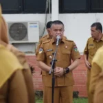 Wali Kota Palu, Hadianto Rasyid (tengah) memberikan arahan kepada ASN pada apel pagi di halaman Kantor Wali Kota Palu, Senin (16/6/2025). (Foto: Prokopim Setda Kota Palu/Imron)