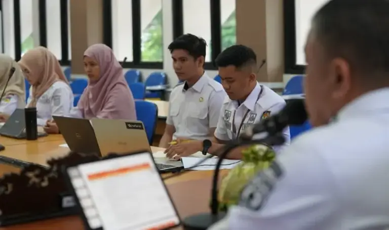 Para ASN mempresentasikan hasil magangnya di depan Wali Kota Palu, Hadianto Rasyid di Palu, Rabu (18/6/2025). (Foto: prokopim Setda Kota Palu/Iwan).