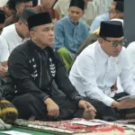 Wali Kota Palu, Hadianto Rasyid bersama Menteri P2MI, Abdul Kadir Kardeng mendengarkan khutbah usai shalat Idul Adha di Lpaangan Vatulemo, Palu, Jumat (6/6/2025). (Foto: Prokopim Setda Kota Palu/Imron)