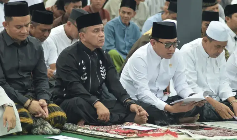 Wali Kota Palu, Hadianto Rasyid bersama Menteri P2MI, Abdul Kadir Kardeng mendengarkan khutbah usai shalat Idul Adha di Lpaangan Vatulemo, Palu, Jumat (6/6/2025). (Foto: Prokopim Setda Kota Palu/Imron)