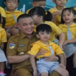 Wali Kota Palu, Hadianto Rasyid memangku seorang anak saat mengunjungi Joyfull Kids di Palu, Senin (16/6/2025). (Foto: Prokopim Setda Kota Palu/Imron)