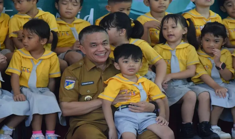 Wali Kota Palu, Hadianto Rasyid memangku seorang anak saat mengunjungi Joyfull Kids di Palu, Senin (16/6/2025). (Foto: Prokopim Setda Kota Palu/Imron)
