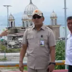 Sekkot Irmayanti memberikan penjelasan kepada Staf Kepresidenan pada kunjungan lapangan di Kampung Lere, Rabu (11/6/2025).(Foto: Prokopim Setda Kota palu/Jufri)