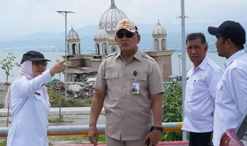 Sekkot Irmayanti memberikan penjelasan kepada Staf Kepresidenan pada kunjungan lapangan di Kampung Lere, Rabu (11/6/2025).(Foto: Prokopim Setda Kota palu/Jufri)
