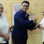 Wali Kota alu, Hadianto Rasyid (kiri) menyerahkan cinderamata kepada perwakilan Kantor Staf Kepresidenan dalam rankaian kunjungan ke Palu, Rabu (11/6/2025). (Foto: Prokopim Setda Kota Palu/Imron)
