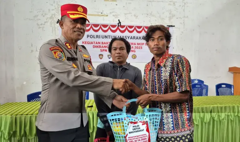 Kepala SPN Polda Sulteng, AKBP Seminar Sebayang menyerahkan bantuan kepada warga dalam kegiatan sosial di labuan Panimba, DOnggala , Selasa (3/6/2025). (Fot: Humas Polda Sulteng)