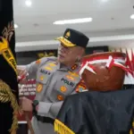 Kapolda Sulteng, Irjen Pol Agus Nugroho menandai pencucian pataka Wira Dharma Brata dalam rangkaian menyambut peringatan HUT ke-79 Bhayangkara di Palu, Rabu (18/6/2025). (Foto: Humas Polda Sulteng)
