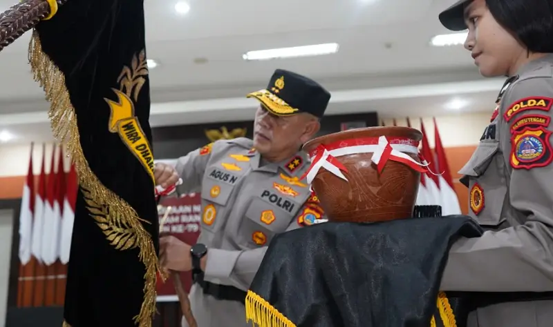 Kapolda Sulteng, Irjen Pol Agus Nugroho menandai pencucian pataka Wira Dharma Brata dalam rangkaian menyambut peringatan HUT ke-79 Bhayangkara di Palu, Rabu (18/6/2025). (Foto: Humas Polda Sulteng)