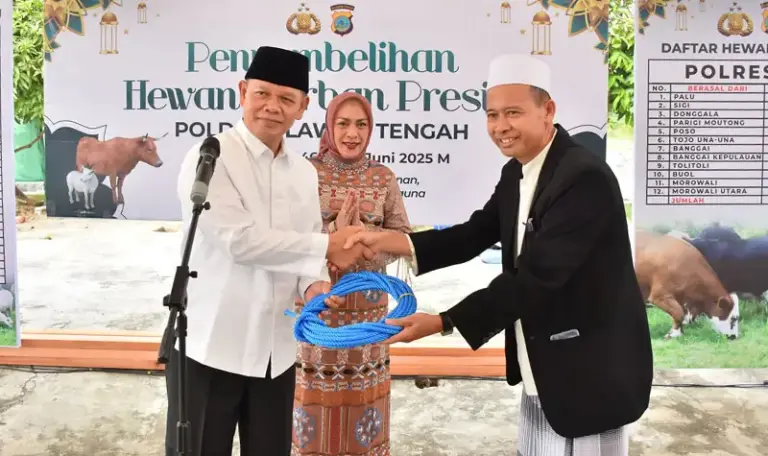 Kapolda SUlteng, Irjen Pol Agus Nogroho menyerahkan secara simbolis kurban untuk disembelih usah shalat Idul Adha di Mapolda Sulteng, Jumat (6/6/2025). (Foto: Humas Polda Sulteng)